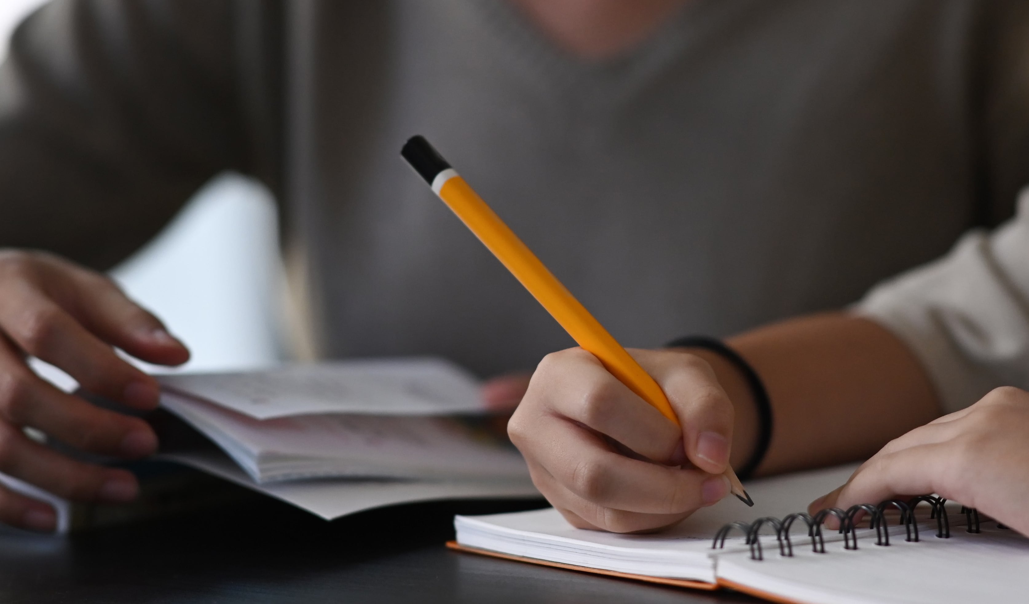 Student die studeert voor bijles